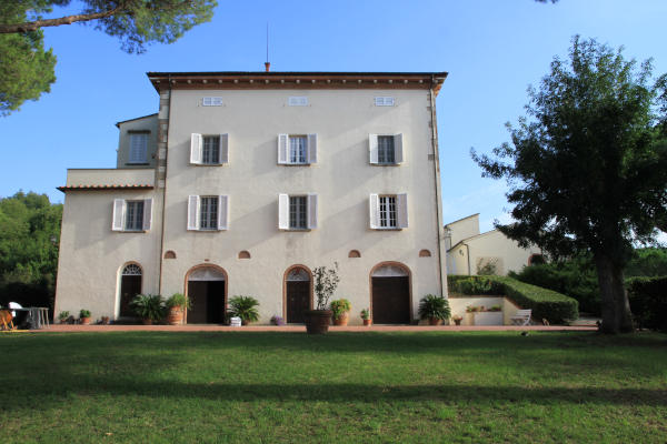 The garden in front of the Villa